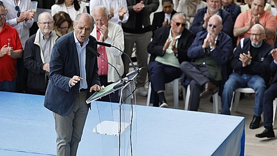 Camps le hace un traje a Mazón