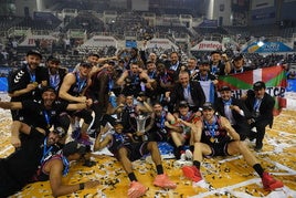 El Bilbao Basket brindó el título de la Europe Cup a San Mamés.