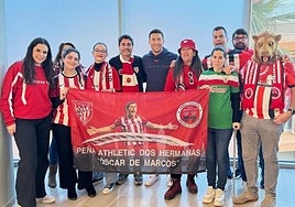 Miembros de la peña Oscar de Marcos de Dos Hermanas con el jugador en Sevilla.