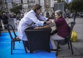 Una enfermera toma la tensión en la plaza de la Virgen Blanca.