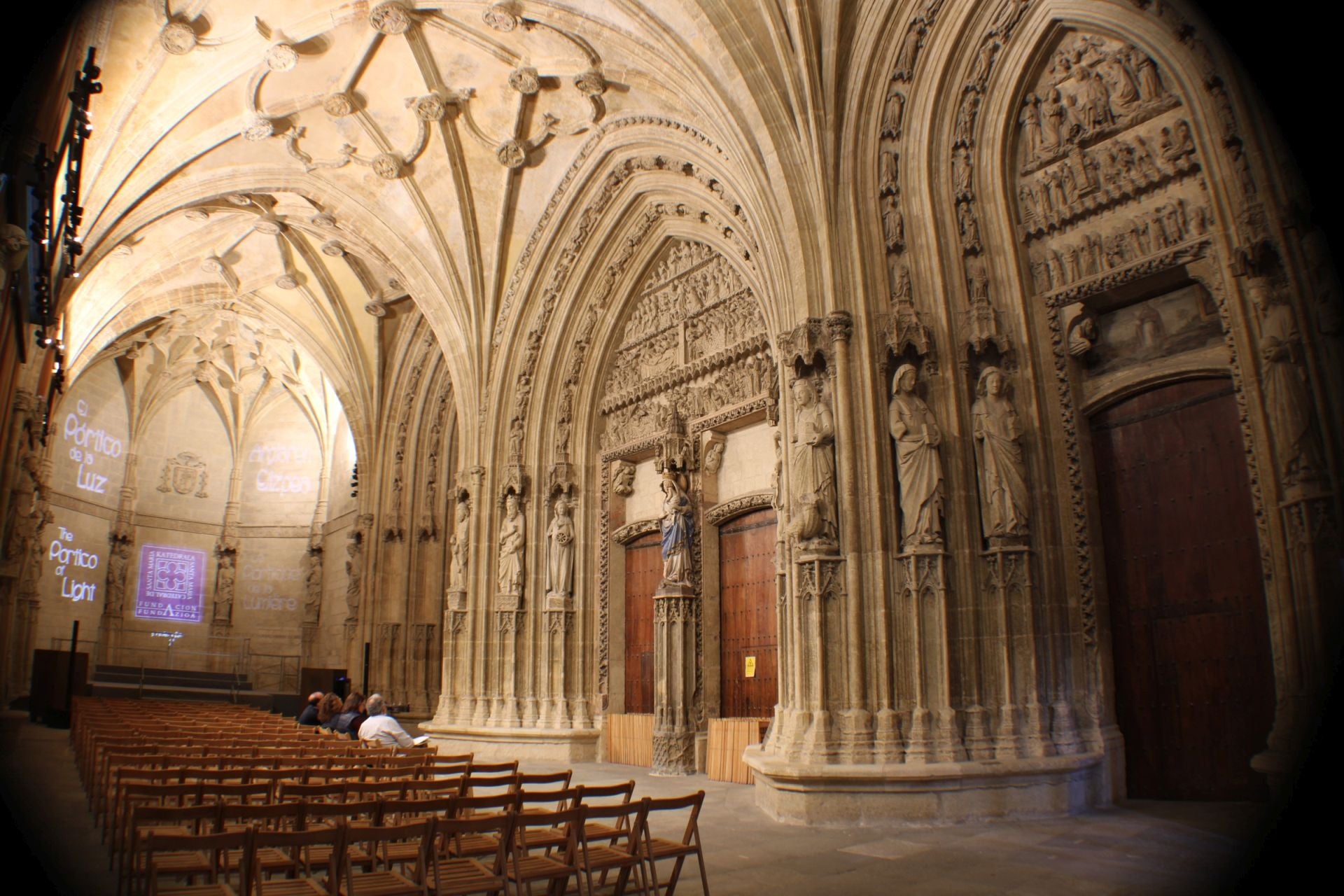 Las imágenes del nuevo alumbrado y la maqueta de la Catedral Santa María de Vitoria