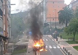 Imagen del coche incendiado en Otxarkoaga.