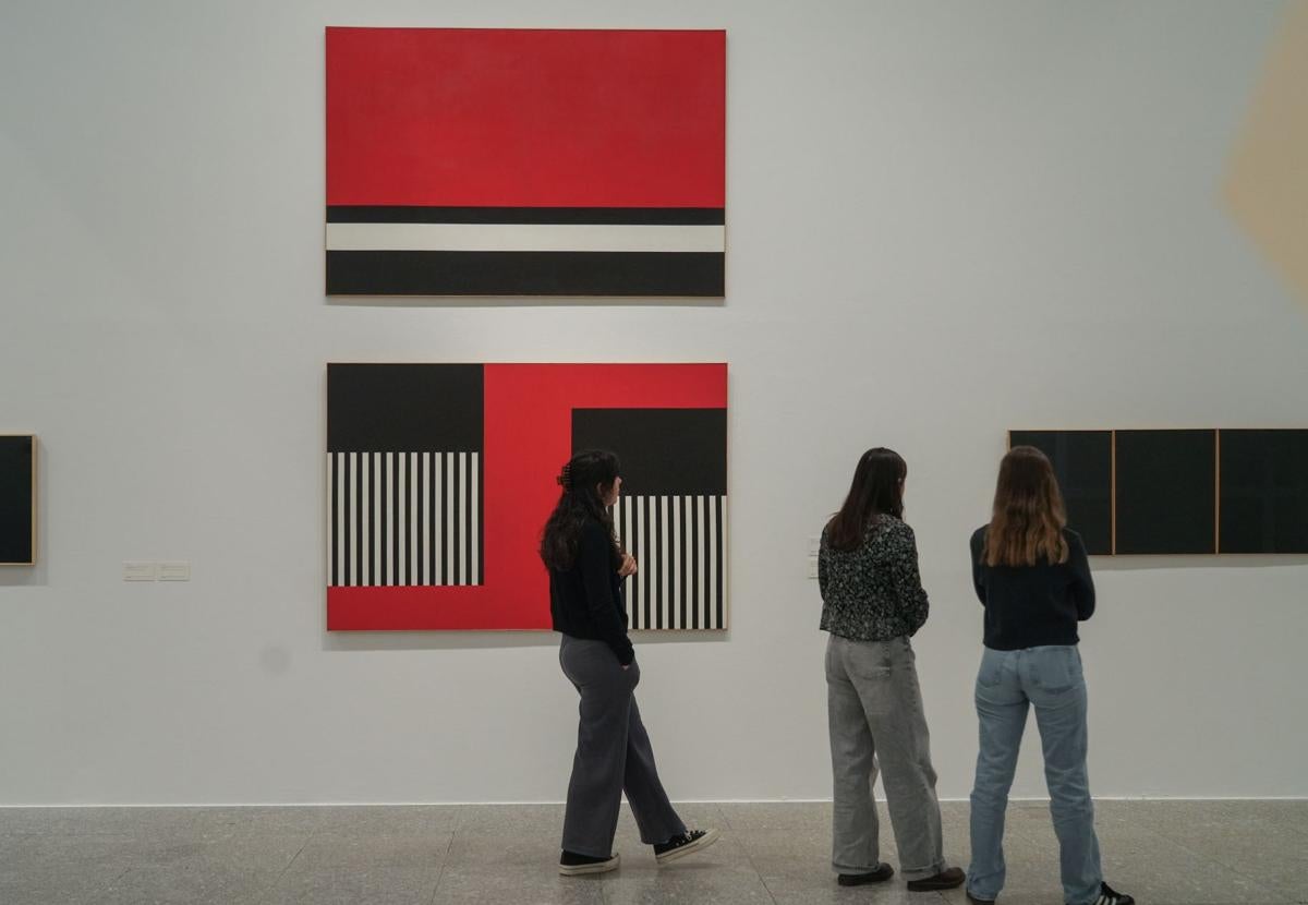 Visitantes ante la obra de Inés Medina, una de las protagonistas en la programación de Artium.