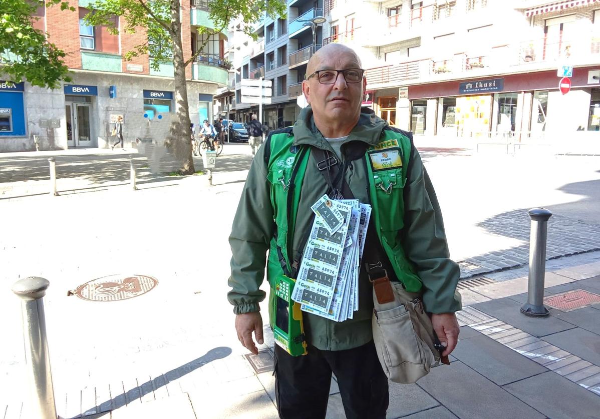 El vendedor Pedro Iglesias ocupa su puesto en la plaza Gamarra de Lekeitio.