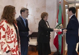 El lehendakari Imanol Pradales saluda a Soraia Chacón, presidenta de Sareen Sarea.