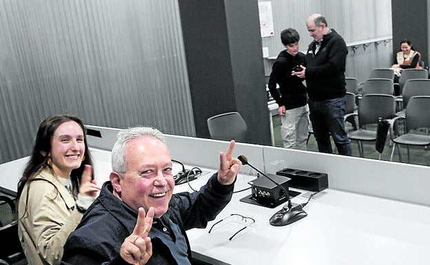 Jon y Maialen, en la sala de prensa, con Unai y su aita al fondo.