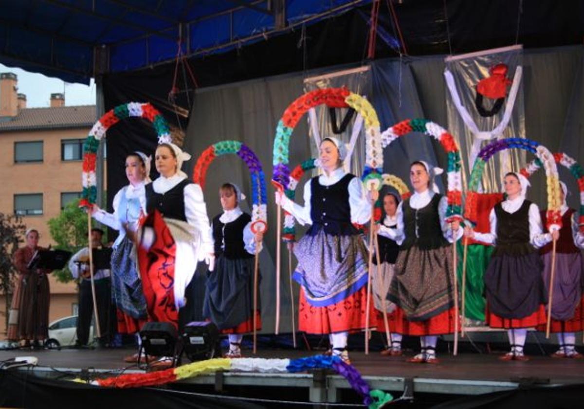 Más de 60 bailarines acercarán el folklore vasco a Portugalete