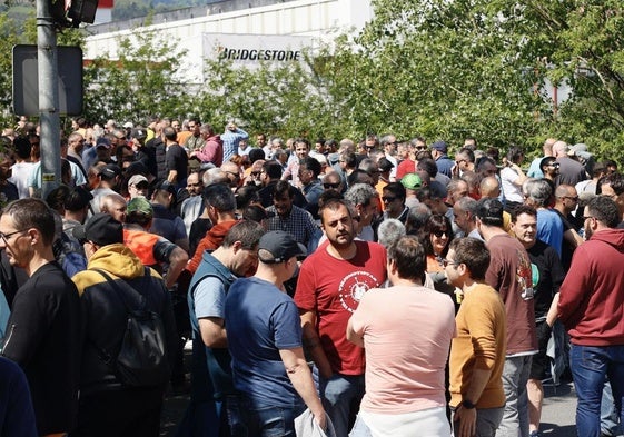 Los trabajadores de Bridgestone se concentraron ayer contra el ERE