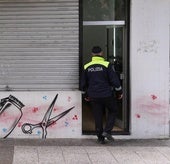 Un policía local entra en la barbería precintada.