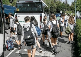 Alumnos de Jesús María, ubicado en Artxanda, este martes a la salida de clase.
