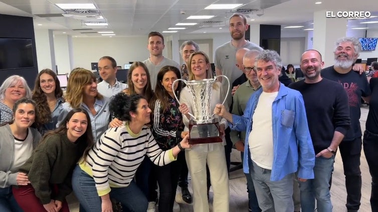 El Bilbao Basket visita la redacción de EL CORREO con el trofeo de la Europe Cup