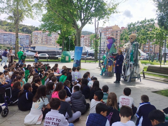 'Zabor' y 'Bio' presiden el acto de presentación de la nueva campaña de concienciación en Bermeo.