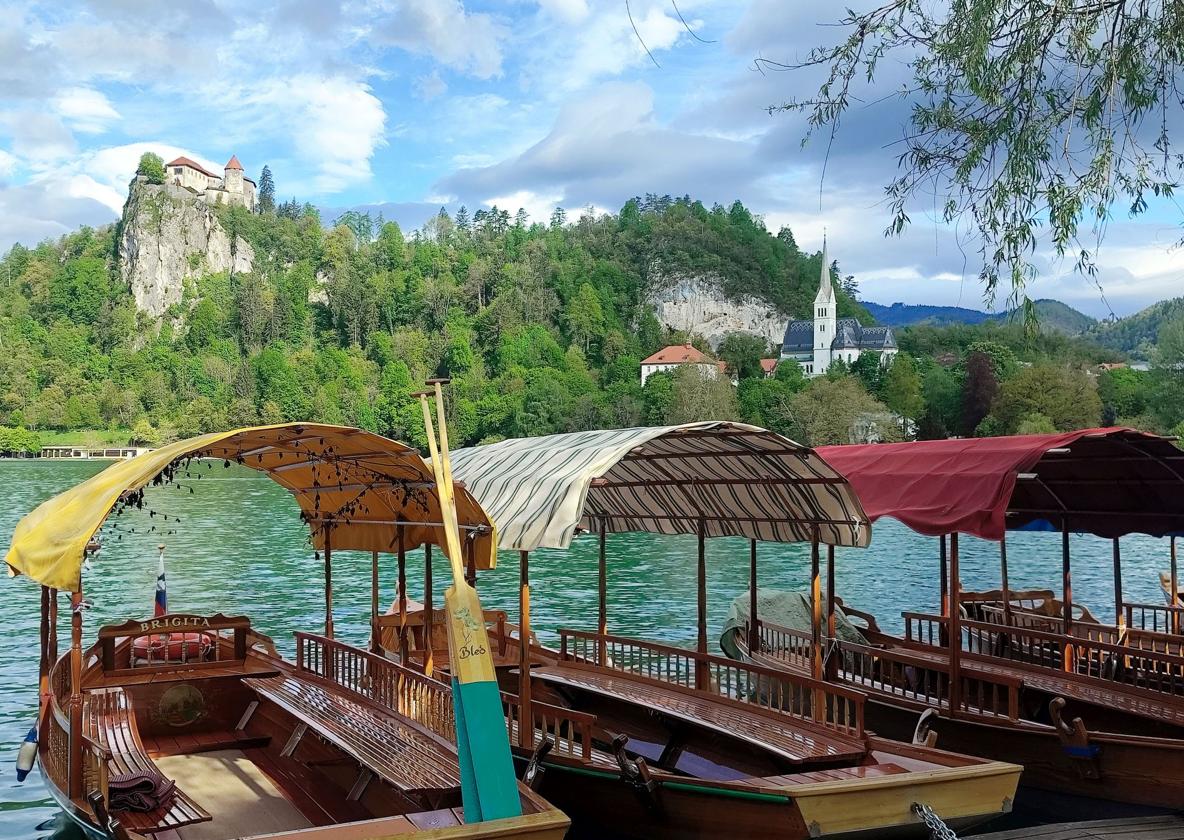 Barcas típicas en el Lago de Bled.