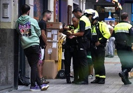 Policías locales identifican a un delincuente en Bilbao.