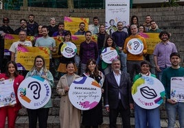La alcaldesa Maider Etxebarria y varios representantes institucionales muestran su apoyo al Euskaraldia en la plaza de los Fueros