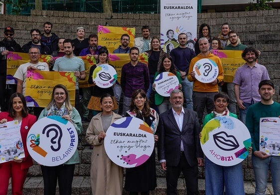 La alcaldesa Maider Etxebarria y varios representantes institucionales muestran su apoyo al Euskaraldia en la plaza de los Fueros