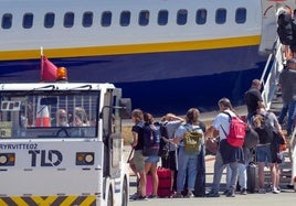 Pasajeros acceden a un avión en el aeropuerto de Foronda.