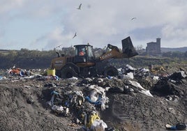 Una excavadora mueve basura en el vertedero de Gardelegi.