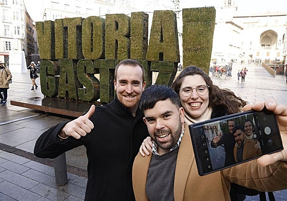 Turistas en el centro de Vitoria.