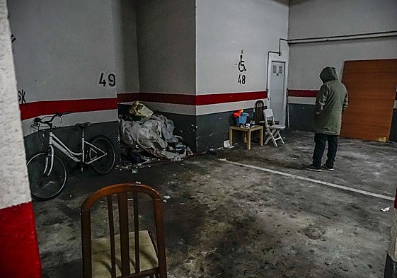 Una persona observa el estado del garaje ocupado.