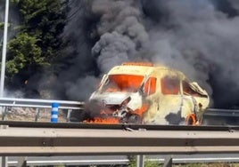 El incendio de una ambulancia obligó ayer a cerrar el acceso a los túneles Artxanda durante varias horas