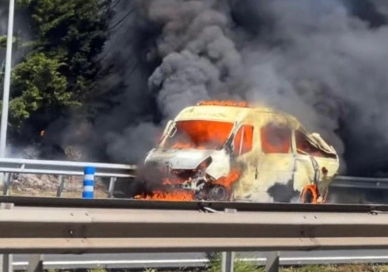 El incendio de una ambulancia obligó ayer a cerrar el acceso a los túneles Artxanda durante varias horas
