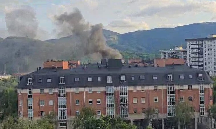 Arden varios contenedores en Txurdinaga