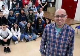 Jagoba Álvarez con los alumnos del colegio Alazne.