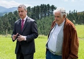 El lehendakari Iñigo Urkullu y José Mujica charlan durante la visita del uruguayo.