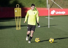 Olaetxea en un entrenamiento con el Sporting en Mareo.