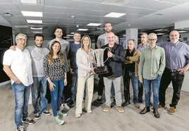 Parte de la sección de deportes de EL CORREO posa con los campeones que se acercaron a la redacción con el título de la Europe Cup.