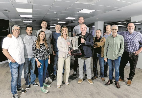Parte de la sección de deportes de EL CORREO posa con los campeones que se acercaron a la redacción con el título de la Europe Cup.