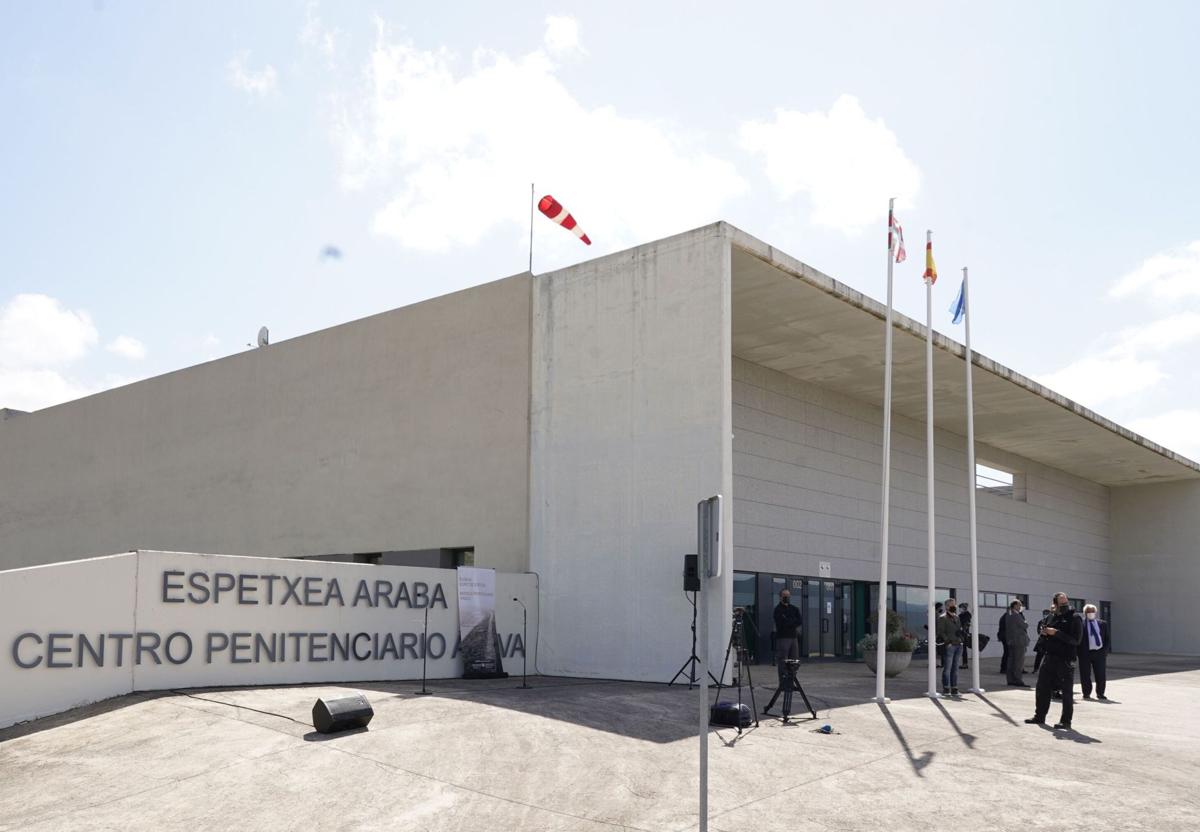 Acceso principal de Zaballa, la prisión más grande de Euskadi.