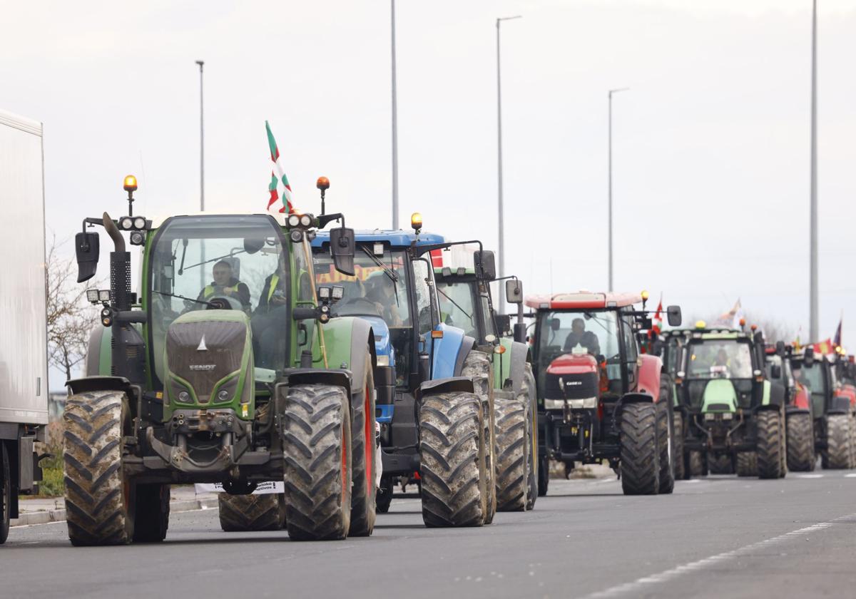 Medio centenar de tractores tomarán el centro de Vitoria para protestar contra las políticas agrarias europeas