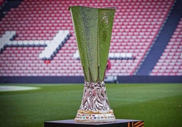 Sácate una foto con el trofeo de la Europa League este sábado