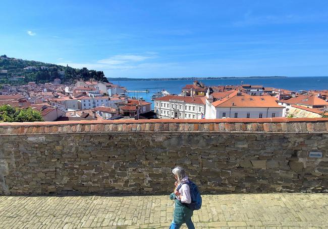 Vista de Piran con el Adriático al fondo.