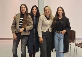 Jone de Eguiluz, su madre, Arantxa Mendia; la coordinadora de Modfie Marisa Medina y Nerea de Eguiluz