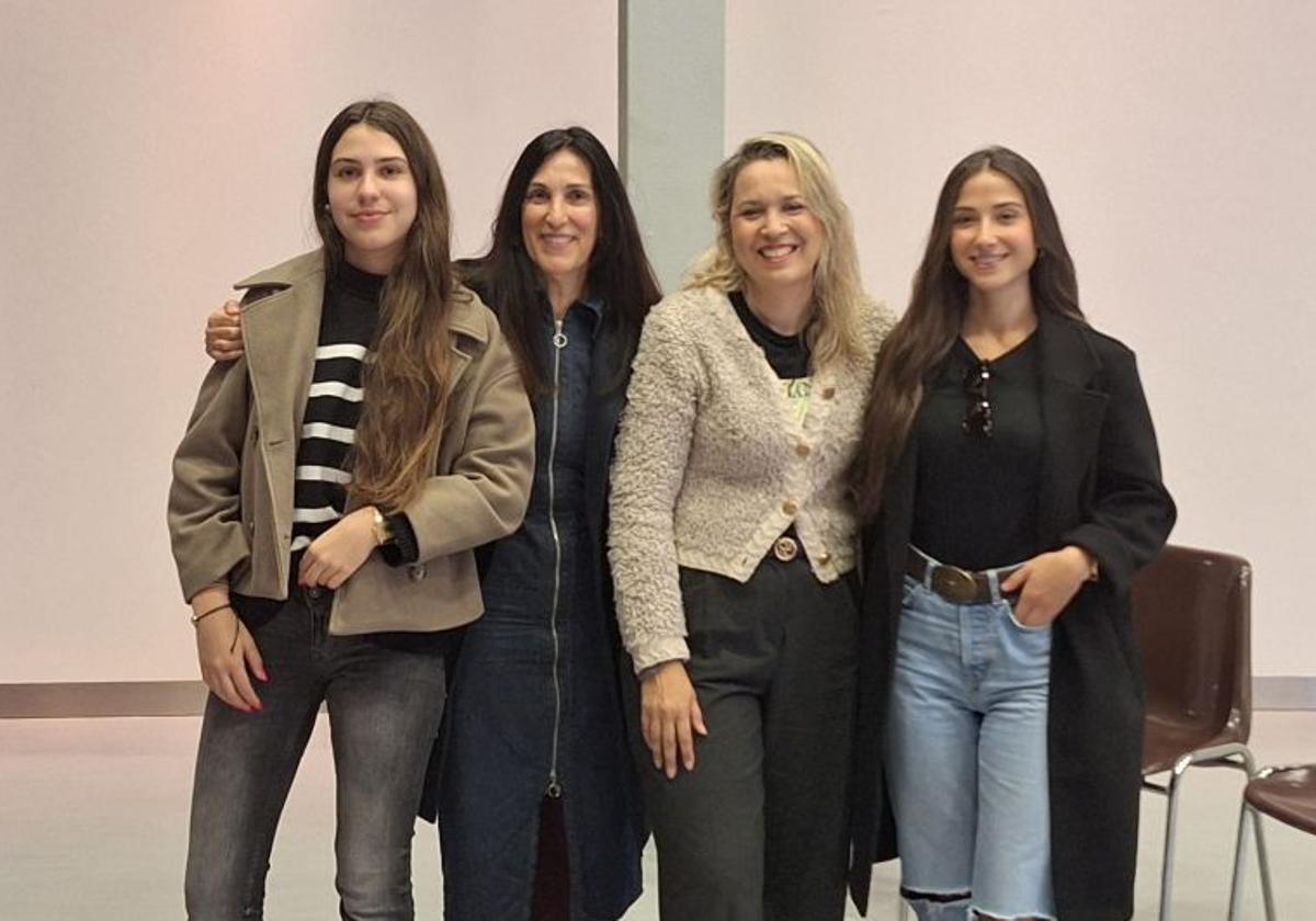 Jone de Eguiluz, su madre, Arantxa Mendia; la coordinadora de Modfie Marisa Medina y Nerea de Eguiluz