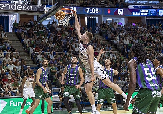 De Ridder machaca el aro del Unicaja en su mejor partido con el Surne en la presente campaña.