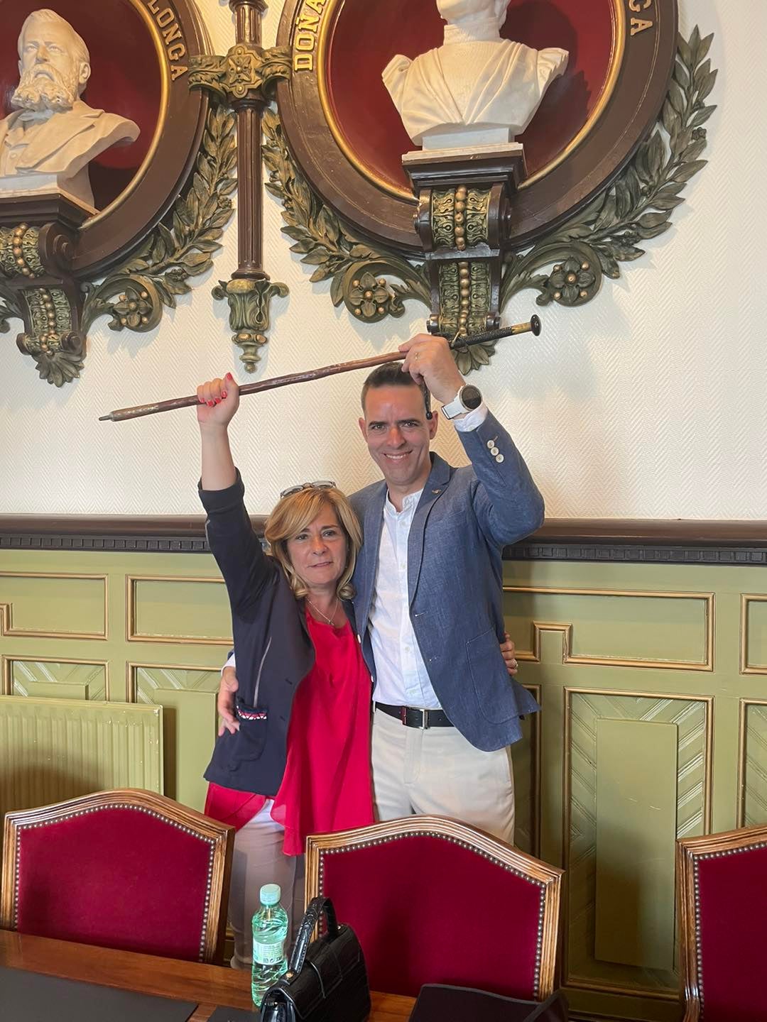 La alcaldesa de Mundaka, Sorne Rubio (EH Bildu) y Mikel Bilbao (Herritar Alternativa) durante la sesión de toma de posesión del Ayuntamiento de Mundaka.