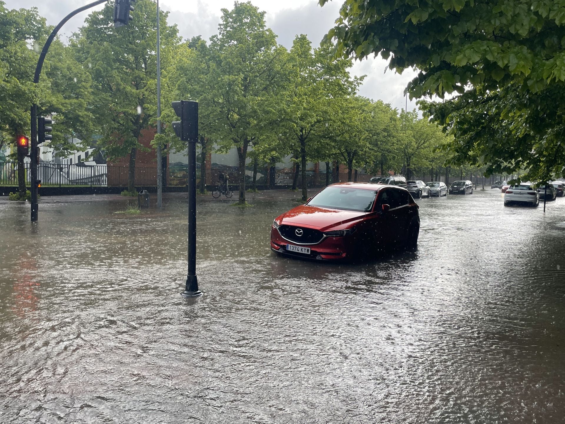 La tromba de agua inundó calles y generó numerosas balsas en Vitoria.