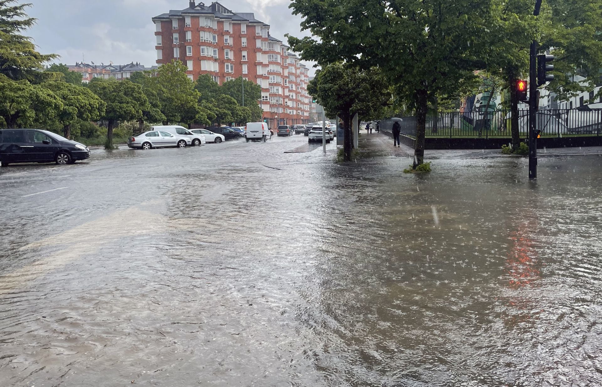La tromba de agua inundó calles y generó numerosas balsas en Vitoria.(San Martín)