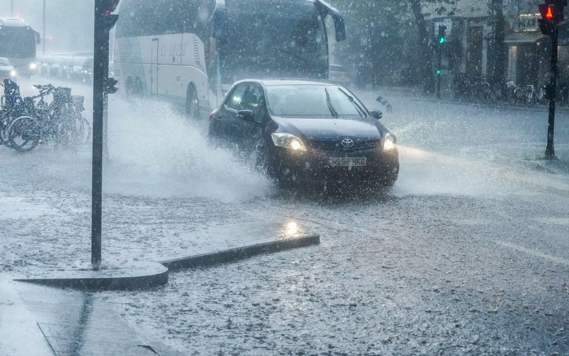 La tromba de agua inundó calles y generó numerosas balsas en Vitoria.