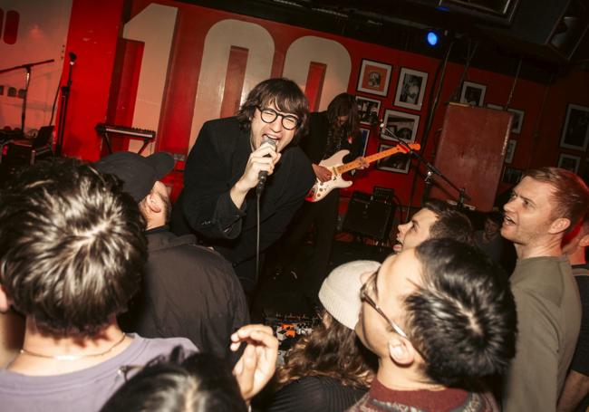 Concierto de la banda Spector en la sala londinense 100 Club.