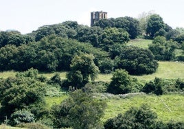 Paisaje de la loma de San Pedro de Abanto con la iglesia datada del siglo XIII en ruinas.