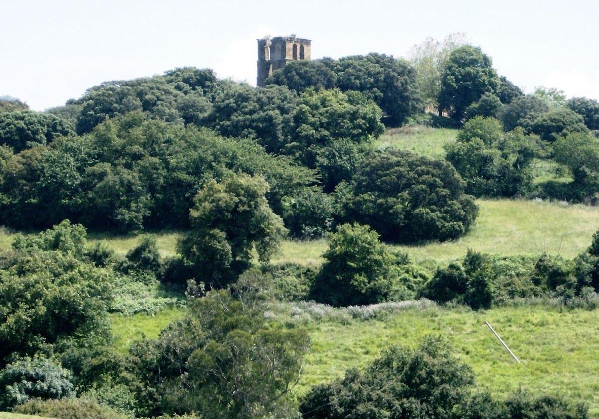 Paisaje de la loma de San Pedro de Abanto con la iglesia datada del siglo XIII en ruinas.