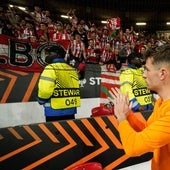 Los expulsados de Old Trafford a Uriarte: «Hinchas del United tiraron del pelo a niños e insultaron a un señor de 80 años»