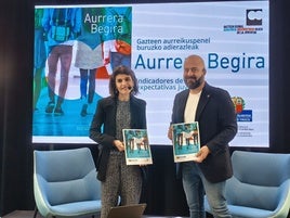 La consejera de Bienestar, Juventud y Reto Demográfico, Nerea nelgosa, y el viceconsejero Xabier Legarreta durante la presentación del informe.