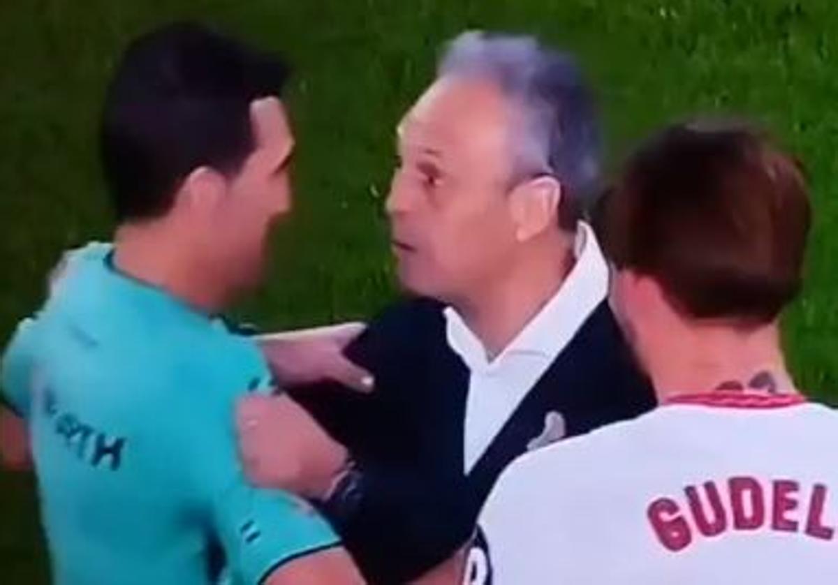 La polémica celebración de Joaquín Caparrós con un árbitro tras la salvación del Sevilla