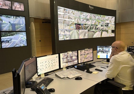 Un trabajador del centro de control de tráfico de Peñascal vigila la evolución del tráfico en este miércoles en los túneles de Artxanda y la Supersur.